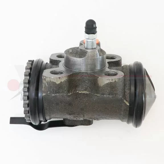 Bomba de frenos trasera 1 1/2 Isuzu NRR izquierda con grifo